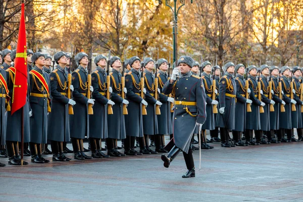 La Guardia de Honor del 154 Regimiento Preobrazhensky con el uniforme de infantería en el evento solemne — Foto de Stock