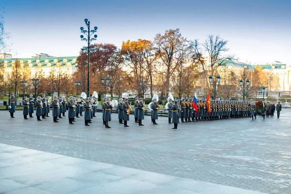 Dowódca sił lądowych, Zjednoczone Emiraty Arabskie, Major General Saleh Al-Amy złożyli wieniec na grobie Nieznanego Żołnierza.. — Zdjęcie stockowe