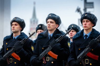 Moskova, Rusya - 09 Aralık 2017: Rusya Federasyonu Federal Güvenlik Servisi Moskova Kremlin'ın komutanı hizmet başkanlık alay oluşumu. Kış görünümü