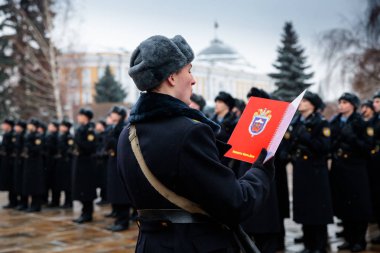Moskova, Rusya - 09 Aralık 2017: Rusya Federasyonu Federal Güvenlik Servisi hizmeti, Moskova Kremlin'ın komutanı Cumhurbaşkanlığı alay askeri yemini. Kış görünümü
