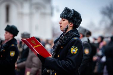 Moskova, Rusya - 09 Aralık 2017: Rusya Federasyonu Federal Güvenlik Servisi hizmeti, Moskova Kremlin'ın komutanı Cumhurbaşkanlığı alay askeri yemini. Kış görünümü