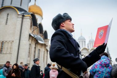 Moskova, Rusya - 09 Aralık 2017: Rusya Federasyonu Federal Güvenlik Servisi hizmeti, Moskova Kremlin'ın komutanı Cumhurbaşkanlığı alay askeri yemini. Kış görünümü