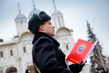 Moskova, Rusya - 09 Aralık 2017: Rusya Federasyonu Federal Güvenlik Servisi hizmeti, Moskova Kremlin'ın komutanı Cumhurbaşkanlığı alay askeri yemini. Kış görünümü