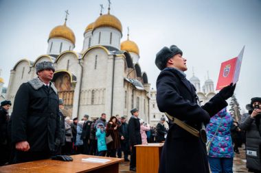 Moskova, Rusya - 09 Aralık 2017: Rusya Federasyonu Federal Güvenlik Servisi hizmeti, Moskova Kremlin'ın komutanı Cumhurbaşkanlığı alay askeri yemini. Kış görünümü