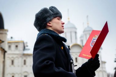 Moskova, Rusya - 09 Aralık 2017: Rusya Federasyonu Federal Güvenlik Servisi hizmeti, Moskova Kremlin'ın komutanı Cumhurbaşkanlığı alay askeri yemini. Kış görünümü