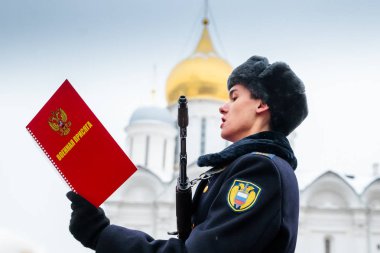Moskova, Rusya - 09 Aralık 2017: Rusya Federasyonu Federal Güvenlik Servisi hizmeti, Moskova Kremlin'ın komutanı Cumhurbaşkanlığı alay askeri yemini. Kış görünümü