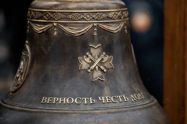 Moskova, Rusya - 09 Aralık 2017: Bell ile Rusya Federasyonu Federal Güvenlik Servisi hizmeti, Moskova Kremlin'ın komutanı Cumhurbaşkanlığı alay birim kret. Kış görünümü