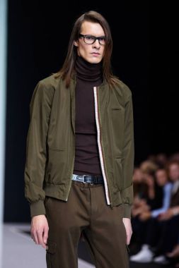 Moskova, Rusya - 26 Şubat 2017: Model yürüyüş pist Kravets podyum sonbahar-kış 2017-2018 Moskova moda haftası için. Erkek moda