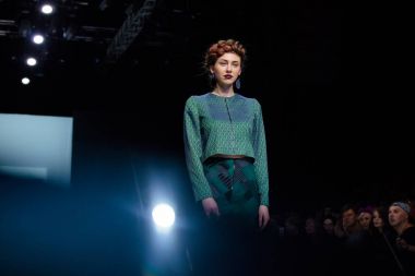 Moskova, Rusya - 26 Şubat 2017: Model yürüyüş pist Rina r tarafından Ekaterina Romanova podyum sonbahar-kış 2017-2018 Moskova moda haftası.