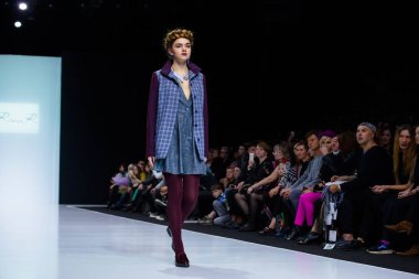 Moskova, Rusya - 26 Şubat 2017: Model yürüyüş pist Rina r tarafından Ekaterina Romanova podyum sonbahar-kış 2017-2018 Moskova moda haftası.