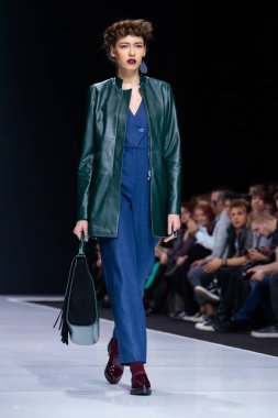 Moskova, Rusya - 26 Şubat 2017: Model yürüyüş pist Rina r tarafından Ekaterina Romanova podyum sonbahar-kış 2017-2018 Moskova moda haftası.