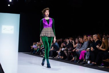 Moskova, Rusya - 26 Şubat 2017: Model yürüyüş pist Rina r tarafından Ekaterina Romanova podyum sonbahar-kış 2017-2018 Moskova moda haftası.