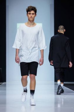 Moskova, Rusya - 26 Şubat 2017: Model yürüyüş pist Daniil Landar podyum sonbahar-kış 2017-2018 Moskova moda haftası için. Erkek moda