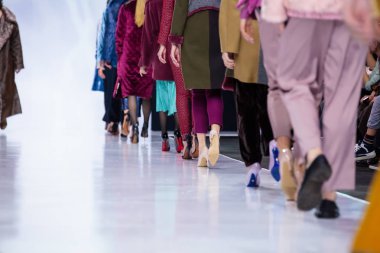 Moskova, Rusya - 26 Şubat 2017: Model yürüyüş pist Shtenfeld podyum sonbahar-kış 2017-2018 Moskova moda haftası için.