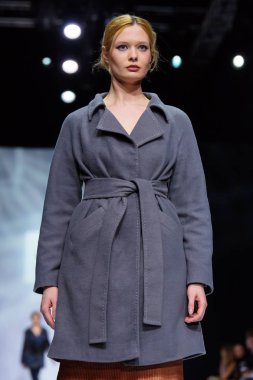 Moskova, Rusya - 26 Şubat 2017: Model yürüyüş pist Shtenfeld podyum sonbahar-kış 2017-2018 Moskova moda haftası için.