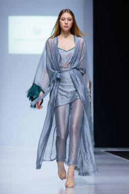 Moskova, Rusya - 26 Şubat 2017: Model yürüyüş pist Annette Hoffmann podyum sonbahar-kış 2017-2018 Moskova moda haftası için.