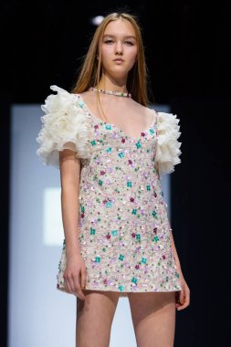 Moskova, Rusya - 26 Şubat 2017: Model yürüyüş pist Annette Hoffmann podyum sonbahar-kış 2017-2018 Moskova moda haftası için.