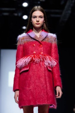 Moskova, Rusya - 26 Şubat 2017: Model yürüyüş pist Annette Hoffmann podyum sonbahar-kış 2017-2018 Moskova moda haftası için.