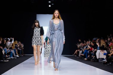 Moskova, Rusya - 26 Şubat 2017: Model yürüyüş pist Annette Hoffmann podyum sonbahar-kış 2017-2018 Moskova moda haftası için.