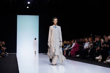 Moskova, Rusya - 26 Şubat 2017: Model yürüyüş pist Victoria Andreyanova podyum sonbahar-kış 2017-2018 Moskova moda haftası için.