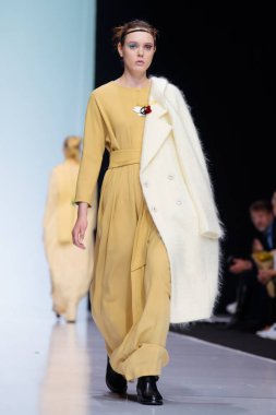 Moskova, Rusya - 26 Şubat 2017: Model yürüyüş pist Victoria Andreyanova podyum sonbahar-kış 2017-2018 Moskova moda haftası için.