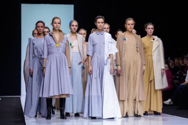 Moskova, Rusya - 26 Şubat 2017: Model yürüyüş pist Victoria Andreyanova podyum sonbahar-kış 2017-2018 Moskova moda haftası için.