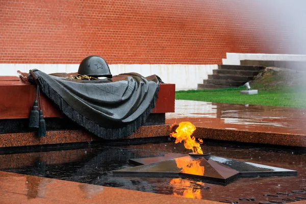 Mezar bilinmeyen asker ve Moskova, Rusya Kremlin duvarının yakınında Alexander bahçesinde Eternal flame yağmurlu görünümünü.