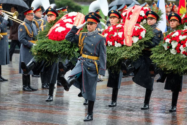 莫斯科 俄罗斯 2017年5月08日 154 Preobrazhensky 军团的荣誉卫兵在步兵制服放置花到未知战士的坟墓和永恒火焰在亚历山大庭院附近克里姆林宫墙壁 阴雨天气 — 图库照片