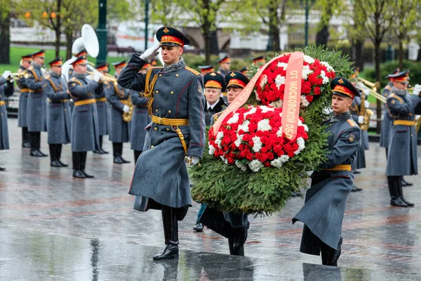 Moskova, Rusya - 08 Mayıs 2017: Onur Kıtası 154 Preobrazhensky alayı alev Kremlin duvarının yakınında Alexander bahçede çiçek Mezar bilinmeyen asker ve ebedi döşeme piyade üniformalı. Yağmurlu hava