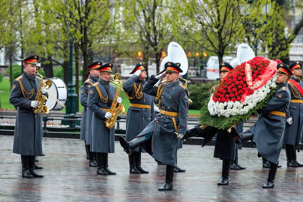 모스크바 러시아 2017 무덤의 군인을 영원한 크렘린 알렉산더 정원에서 제복에 — 스톡 사진