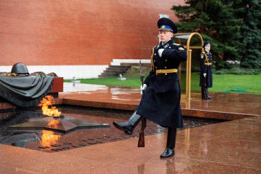 Moskova, Rusya - 08 Mayıs 2017: Rusya'nın Cumhurbaşkanlığı Muhafız mezar bilinmeyen asker ve Kremlin duvarının yakınında Alexander bahçesinde Eternal flame saatlik değiştir. Yağmurlu görünümü. 