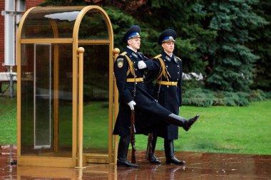 Moskova, Rusya - 08 Mayıs 2017: Rusya'nın Cumhurbaşkanlığı Muhafız mezar bilinmeyen asker ve Kremlin duvarının yakınında Alexander bahçesinde Eternal flame saatlik değiştir. Yağmurlu görünümü. 