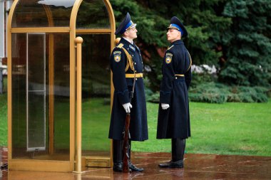 Moskova, Rusya - 08 Mayıs 2017: Rusya'nın Cumhurbaşkanlığı Muhafız mezar bilinmeyen asker ve Kremlin duvarının yakınında Alexander bahçesinde Eternal flame saatlik değiştir. Yağmurlu görünümü. 