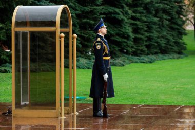 Moskova, Rusya - 08 Mayıs 2017: Mezar bilinmeyen asker ve Kremlin duvarının yakınında Alexander bahçesinde Eternal flame yakın Rusya'nın alay başkanlık muhafızı. Yağmurlu görünümü.