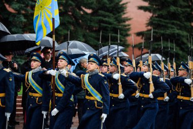 Moskova, Rusya - 08 Mayıs 2017: 154 Preobrazhensky alayı Onur Kıtası March-past (geçit). Yağmurlu hava