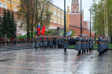 Moskova, Rusya - 08 Mayıs 2017: 154 Preobrazhensky alayı Onur Kıtası March-past (geçit). Yağmurlu hava