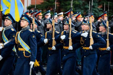 Moskova, Rusya - 08 Mayıs 2017: 154 Preobrazhensky alayı Onur Kıtası March-past (geçit). Yağmurlu hava