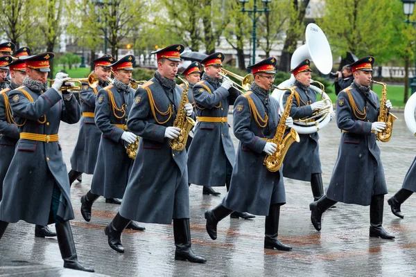 MOSCOW, RUSSIA - MAYIS 08, 2017: Askeri Örnek Korumalar, Kremlin duvarının yakınındaki İskender bahçesinde Meçhul Asker ve Ebedi Alev Mezarlığı 'nda düzenlenen törende.