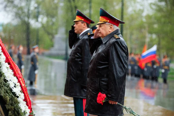 莫斯科 俄罗斯 2017年5月08日 陆军将军瓦莱里格拉西莫夫和社团国防部在克里姆林宫墙附近的无名士兵墓前放了一个花圈 — 图库照片