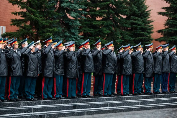 陸軍元帥のヴァレリー ゲラシモフと国防省のコレギウムがクレムリンの壁の近くの無名戦士の墓で献花をしたモスクワ ロシア 2017 — ストック写真