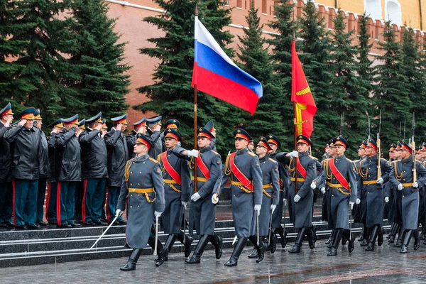 Moskova, Rusya - 08 Mayıs 2017: General of ordu Valery Gerasimov ve Savunma Bakanlığı Collegium çelenk meçhul asker Kremlin duvarının yakınında türbesi, koydu.