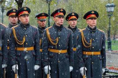 Moskova, Rusya - 08 Mayıs 2017: 154 Preobrazhensky alayı Onur Kıtası askerleri. Yağmurlu ve karlı görünümü