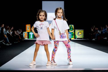 MOSCOW, RUSSIA - 21 Mart 2019: Moskova Moda Haftası 'nda WINNY podyumu için model yürüyüş pisti. Çocuk modası..