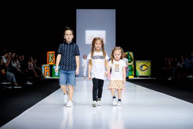 MOSCOW, RUSSIA - 21 Mart 2019: Moskova Moda Haftası 'nda WINNY podyumu için model yürüyüş pisti. Çocuk modası..