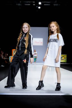 MOSCOW, RUSSIA - 21 Mart 2019: Moskova Moda Haftası 'nda WINNY podyumu için model yürüyüş pisti. Çocuk modası..