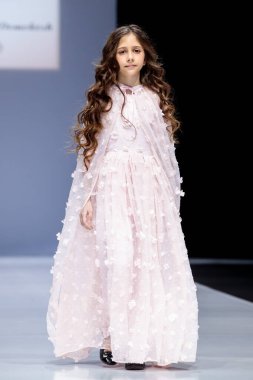 MOSCOW, RUSSIA - 21 Mart 2019: Moskova Moda Haftası 'nda Güz-Kış 2019-2020' de VERA DOMOKOSH podyumu için model yürüyüş pisti. Çocuk modası..