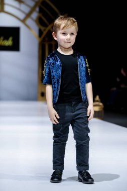 MOSCOW, RUSSIA - 21 Mart 2019: Moskova Moda Haftası 'nda Sonbahar-Kış 2019-2020 arası SHAH podyumu için model yürüyüş pisti. Çocuk modası..