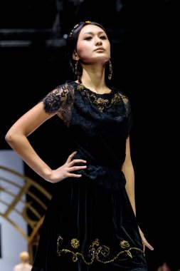 MOSCOW, RUSSIA - 21 Mart 2019: Moskova Moda Haftası 'nda Sonbahar-Kış 2019-2020 arası SHAH podyumu için model yürüyüş pisti. Çocuk modası..