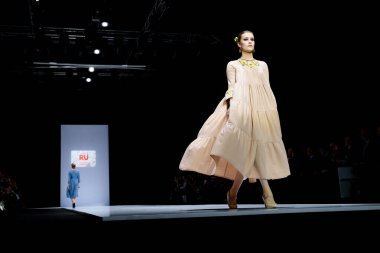 MOSCOW, RUSSIA - 21 Mart 2019: TOCHKA RU DESIGN FESTIVAL podyumu için Moskova Moda Haftası.
