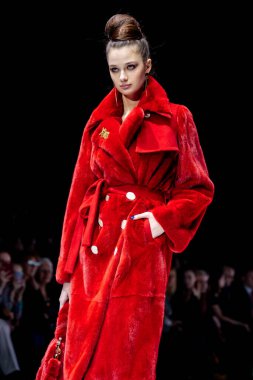 MOSCOW, RUSSIA - 21 Mart 2019: DUETFUR CRIMEAN FURO FACTORY podyumu için Moskova Moda Haftası.